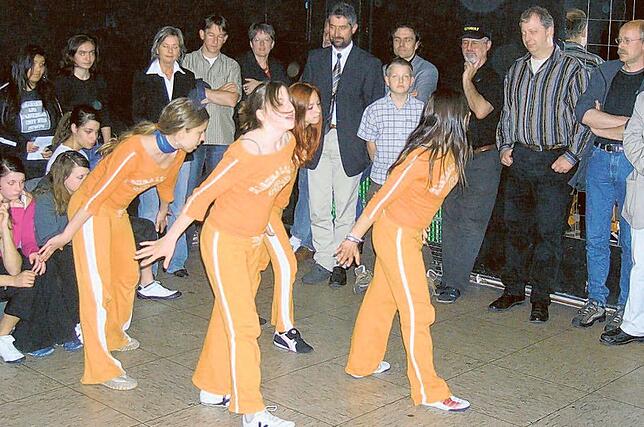 2005: Bei einem Besuch des Wehrer Gemeinderats im Jugendhaus zeigt eine Tanzgruppe ihr Können.