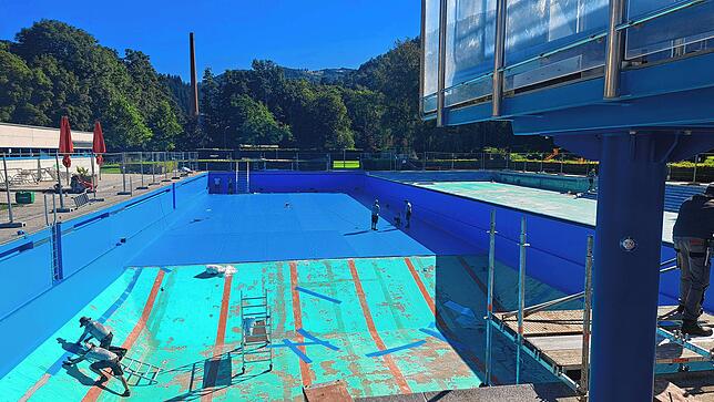 Baumaßnahmen im Schwimmerbecken am 9. Juli. Das Freibad der Stadt Wehr öffnet zu den Sommerferein – erstmal ohne Rutsche.