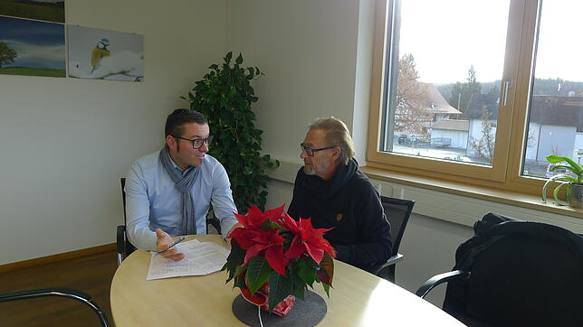 Bürgermeister Fabian Meschenmoser (links) beim Jahresgespräch mit SÜDKURIER-Mitarbeiter Wolf-Dieter Guip im Rathaus in Wittenhofen. ...