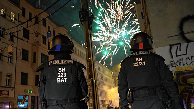 Polizisten stehen an der Eisenbahnstraße im Osten der Stadt.