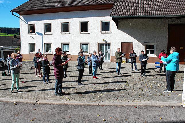 Die Sängerinnen und Sänger der Chorgemeinschaft Riedböhringen-Hondingen singen den Jubilarinnen des Riedbpöhringer Kirchenchors zur ...
