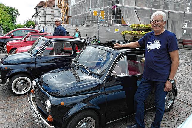 Neues Hobby zum Ruhestand: Hans-Joachim Schirmann aus Markdorf schraubt gern. Er hat seinen Fiat 500, Baujahr 1969, selbst restauriert.