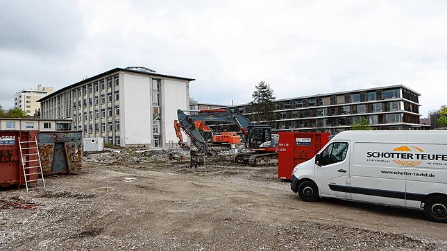 So sieht es auf dem Gelände der Zeppelin-Gewerbeschule aktuell aus: Gebäude A ist weg, zwei Bagger machen sich an den hartnäckigen ...