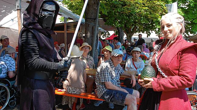 Beim Sommerfest: Figuren aus Game of Thrones und Star Wars. Bild: Wunderle