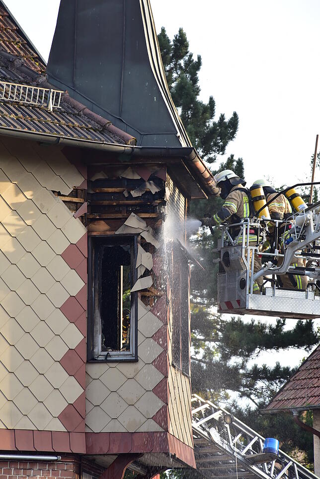 Bild 2: Bilder des ausbrennenden Weinhaus Schunk