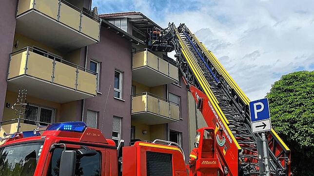 Mit der Drehleiter rettet die Feuerwehr Hausbewohner vom Balkon.