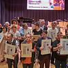 Ausgezeichnet: Die Gewinner mit den Jurorinnen Lilot Hegi und Elena Romanzin (hinten links). Ulrich Delhey und Bürgermeister Michael ...