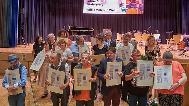 Ausgezeichnet: Die Gewinner mit den Jurorinnen Lilot Hegi und Elena Romanzin (hinten links). Ulrich Delhey und Bürgermeister Michael ...
