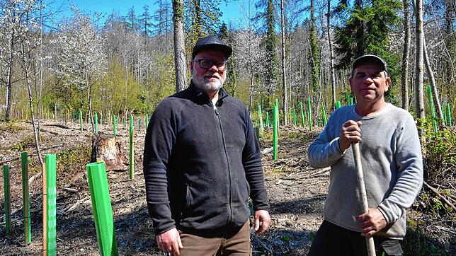 Warten auf Regen: Peter Ummenhofer und Bernhard Bruscht, die beiden Mitarbeiter im Markdorfer Forstamt.