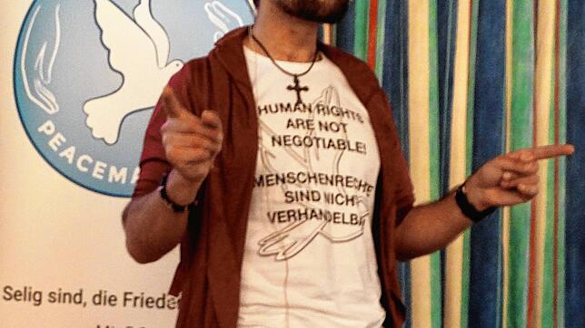 Simon Jacob, Vorsitzender des Zentralrats der Orientalischen Kristen in Deutschland, stellt im Augustinum sein Projekt "Peacemaker" vor.