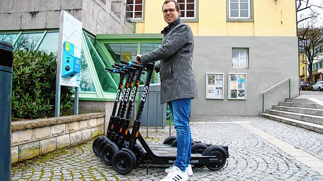 Die flotten E-Scooter halten auch in Donaueschingen Einzug. Andreas Haller, Amtsleiter Tourismus und Marketing, begrüßt den Start einer ...