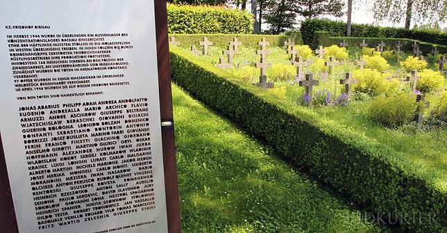 Noch unvollständig war die Liste der Namen auf der Edelstahltafel von 2008, die mehrfach beschmiert und besprüht wurde. Sie soll nach ...