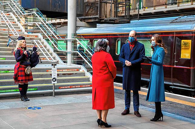 Zur Begrüßung gibt&lsquo;s am Bahnhof von Edinburgh ein Ständchen.