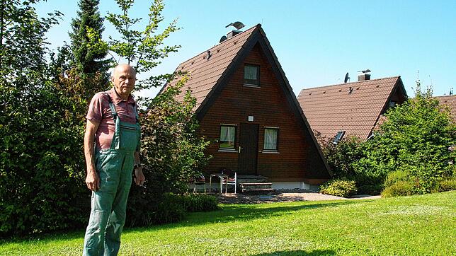 Die Häuser sind gut gebaut und sind kein Schandfleck: Heinz Gerspach vor seinem Spitzdachhaus &ndash; einem Vorgänger der angesagten ...