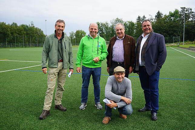 Diskussionsrunde auf dem Fußballplatz, von links: Rolf Geiger, Leiter der Abteilung Grünfläche, Umwelt und Forst, Martin Hahn, ...