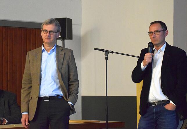 Links Karl Mohr, Vertriebsleiter der Thüga am Standort Singen, und rechts Rainer Gehl, stellvertretender technischer Leiter Energienetze ...