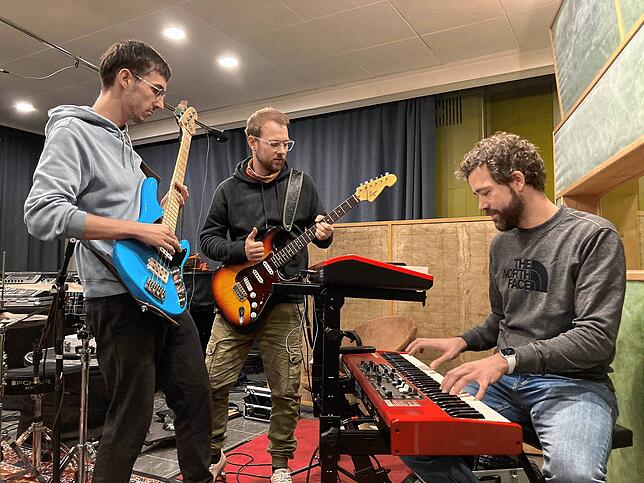 Samuel Will (Bass), Marcel Kübler (Gitarre) und Nico Fietz (Keyboards) arbeiten im Aufnahmeraum des MPS-Studios in VS-Villingen an den ...