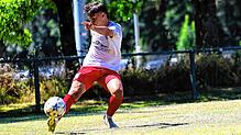 Voller Fokus auf den Ball: Lukas Müller hat sich beim Verbandsliga-Aufsteiger FC RW Salem zu einem Leistungsträger entwickelt.