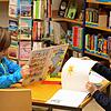 Kinder wie Nils und Timur können in der bestehenden Bibliothek selbständig Bücher aussuchen und direkt vor Ort darin schmökern. Dass die ...