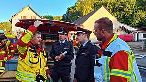 Einsatzleiter Stefan Drach (von links), Feuerwehrkommandant Claudius Mecking, stellvertretender Kreisbrandmeister Felix Engesser und der ...