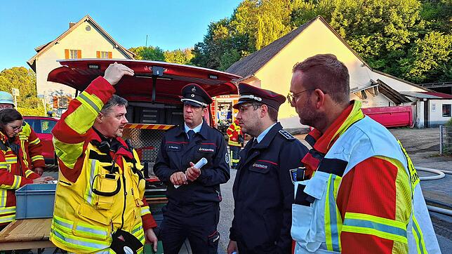 Einsatzleiter Stefan Drach (von links), Feuerwehrkommandant Claudius Mecking, stellvertretender Kreisbrandmeister Felix Engesser und der ...