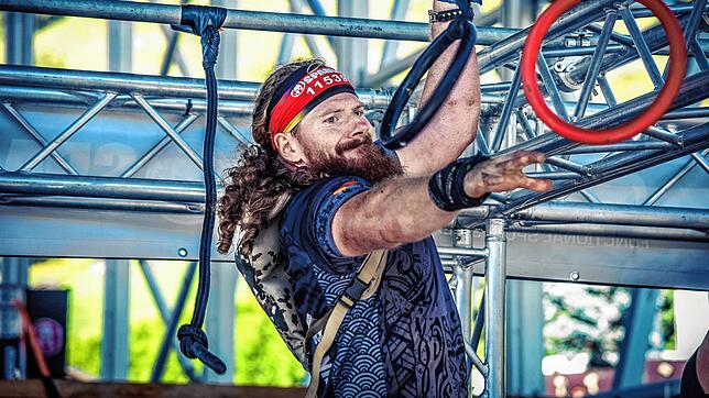 Marcel Wunn aus Hepbach bei einem der Hindernisse während der Spartan-Europameisterschaft im schweizerischen Verbier.