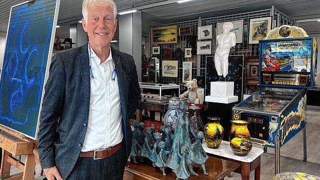 Ein Arbeitsplatz inmitten von Kunst, Sammlerstücken und Nobel-Uhren: Reiner Schorer in der Bad Dürrheimer Niederlassung seines ...