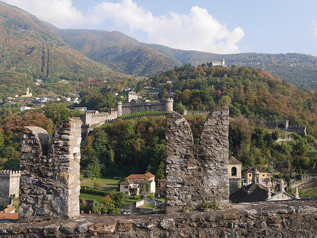 Mittelalterliche Bollwerke und UNESCO Weltkulturerbe: Die drei im Mittelalter auf Hügeln angelegten Burgen prägen den Tessiner ...