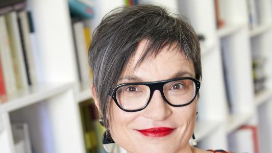Die Österreicherin Olga Flor kreist in ihrem Roman um eine verbotene Liebe. Bild: Lisa Rastl