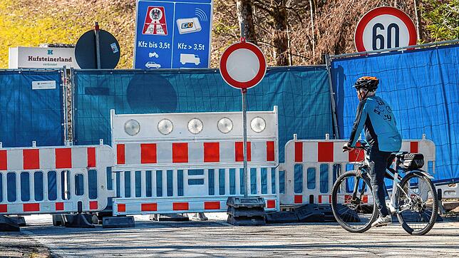 Ein Grenzübergang zwischen Bayern und Tirol: Wie Deutschland hat auch Österreich viele seiner Grenzen aufgrund der Corona-Pandemie ...