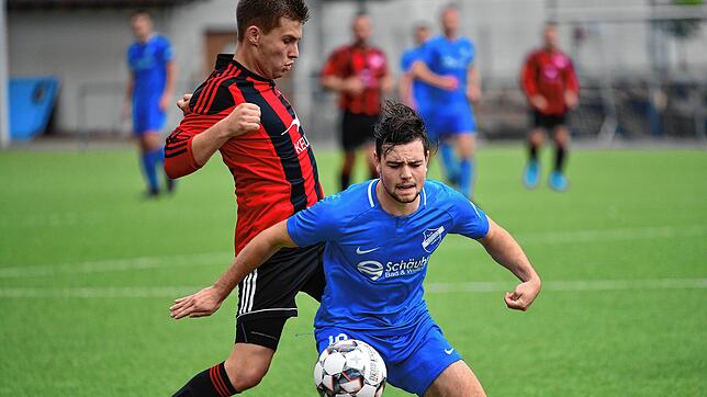 Geschenk gemacht: Max Wechlin (vorn, auf unserem Archivbild) traf zu seinem 22. Geburtstag zum 2:0-Zwischenstand beim 3:0-Erfolg des TuS ...