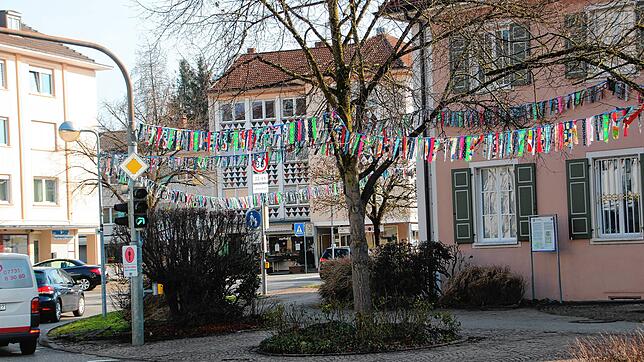 In der Ortsmitte von Gottmadingen hängen bereits Narrenbändel. Laut Polizei sollen solche nicht mehr von Zunftmitgliedern aufgehängt ...