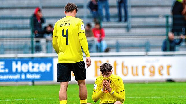 Der FC 08 Villingen (Enrico Krieger, links, und der Torschütze zum 1:0, Admir Osmicic) verliert beim TSV Steinbach Haiger mit 1:3.