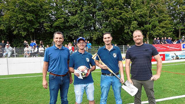 Bürgermeister Tobias Gantert (von lnks), Tobias Böhler (stellvertretender Vorsitzender SV Berau), Patrick Matt (Vorsitzender SV Berau) ...