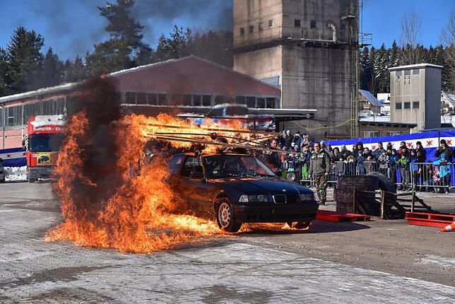 Die Fahrt durch eine Feuerwand zählt zu den Höhepunkten der Stuntshow, die am Sonntag in Peterzell zu sehen war. Bilder: Roland Sprich