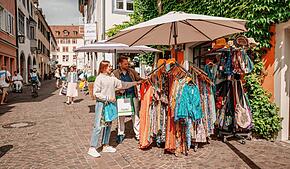 Bummeln ist am 12. Oktober angesagt, hier ein Paar vor dem Shangri La. Doch in der Konstanzer Innenstadt ist an diesem Tag noch mehr ...