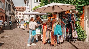 Bummeln ist am 12. Oktober angesagt, hier ein Paar vor dem Shangri La. Doch in der Konstanzer Innenstadt ist an diesem Tag noch mehr ...