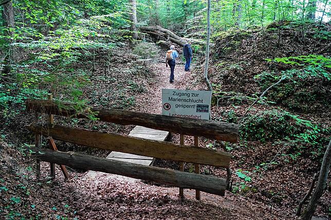 &bdquo;Lebensgefahr!&ldquo; warnt ein Schild beim Uferweg zwischen Wallhausen und Bodman. Derzeit sind dort mehrere Wege gesperrt. Der ...