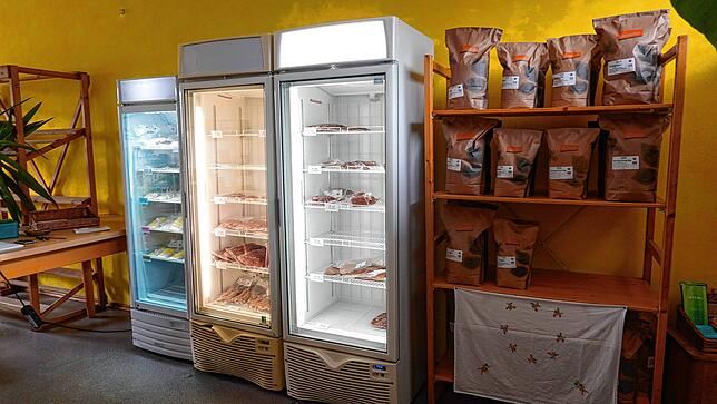 Der Hofladen Breitwiesen mit Selbstbedienung. Im Angebot gibt es in mehreren Kühlschranken verschiedene Sorten Käse, Wurst und Fleisch. ...