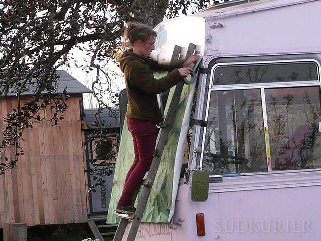 Ganz fertig sind die Veranstaltungsbusse noch nicht &#8211; hier fehlt die Frontscheibe. Indra Küster von der &#8222;Blauen Blume&#8220; ...