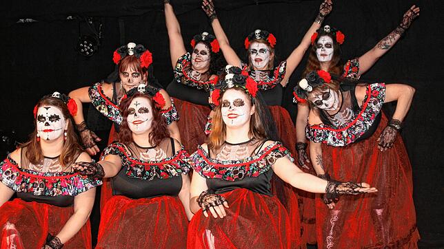 Die Frauentanzgruppe La Catrina begeisterte im schaurig-schönen Kostüm beim Bunten Abend der Münchinger Geißen.