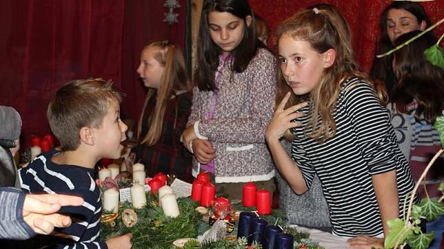 Die Schülerinnen Joleen Viellieber, Laura Jashuraj, Nele Bickers haben beim Adventsbasar der Überlinger Realschule fleißig verkauft.