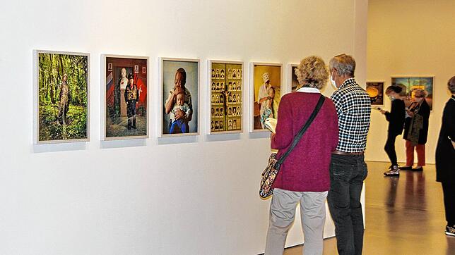 Besucher in der Ausstellung des Museums. Die Fotografien von Meinrad Schade berühren und werfen die Frage auf, wann ein Krieg beendet ist.