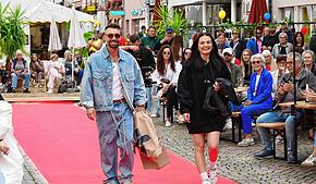Haute Couture in der Kaiserstraße: Am Samstag gab es einen 20 Meter langen roten Teppich – einen Laufsteg mit Fashion-Walk der ...