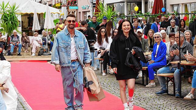 Haute Couture in der Kaiserstraße: Am Samstag gab es einen 20 Meter langen roten Teppich – einen Laufsteg mit Fashion-Walk der ...