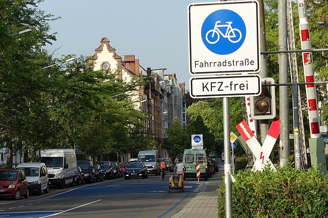 An der Fahrrastraße in Peterhausen hatten Unbekannte im August 2018 aus dem Zusatz &bdquo;KFZ frei&ldquo; ein &bdquo;KFZ-frei&ldquo; ...
