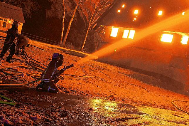 Bild 3: Landwirtschaftsgebäude gerät an stürmischem Donnerstagabend in Vollbrand zwischen Villingen und Obereschach