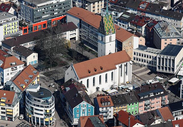 Der Kirchplatz oberhalb des Rathauses ist derzeit die größte „Grüninsel“ im Stadtkern. Wieviel Grün der Adenauerplatz ...