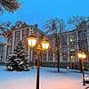 Schnee auf dem Meersburger Schlossplatz Anfang Dezember. Auch an den Weihnachtsfeiertagen könnte es dieses Jahr schneien, sagen Experten.