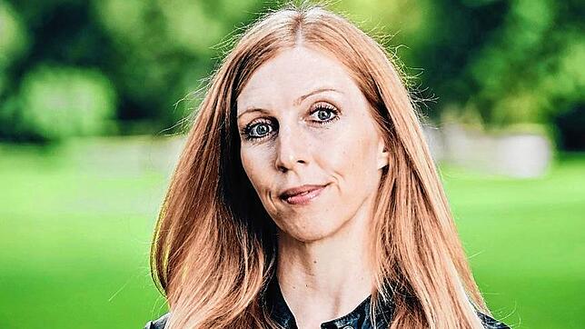 Johanna Beck wurde als Mädchen von einem Priester sexuell missbraucht. Ihr Fall wird in der katholischen Kirche hin- und hergeschoben. ...